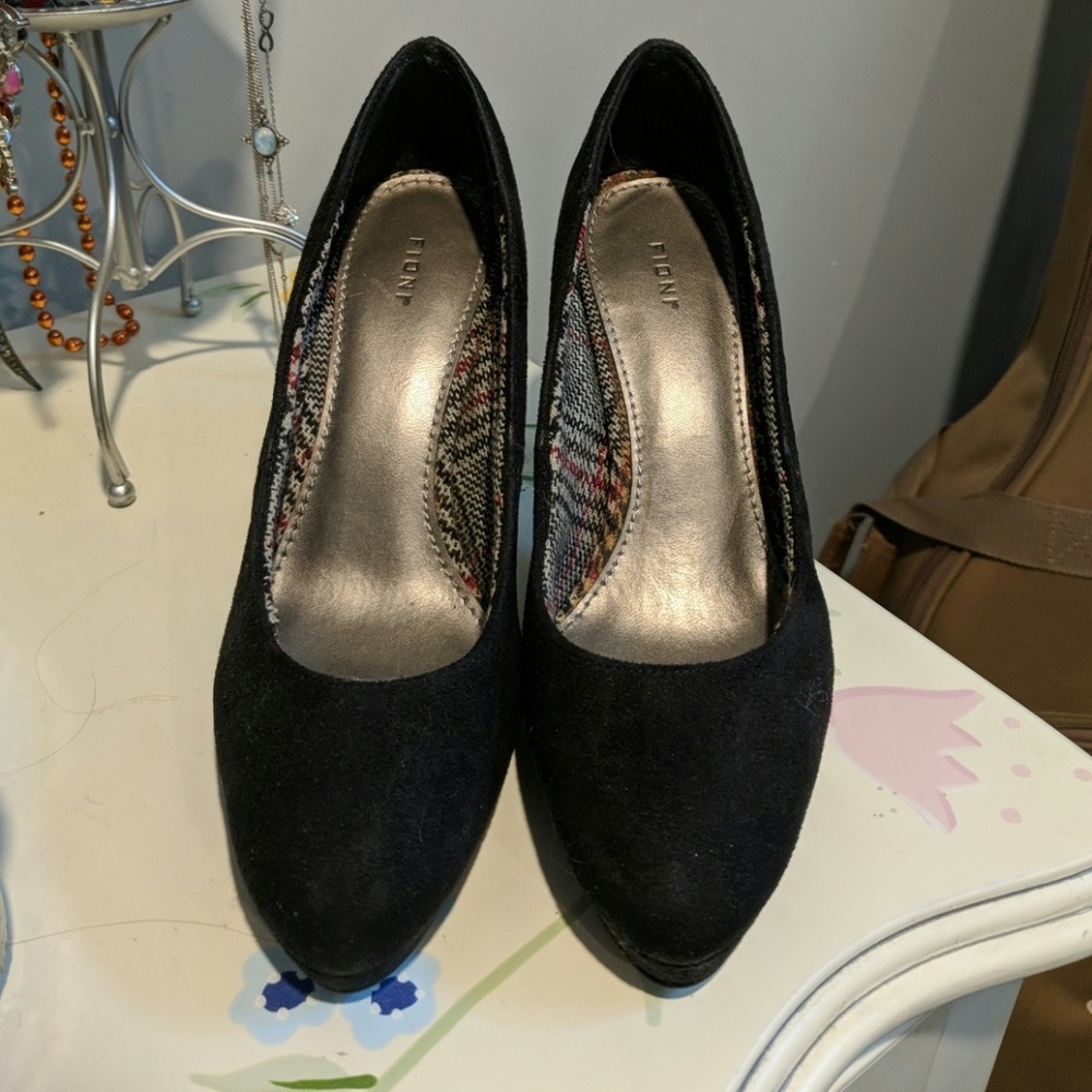Black sued pump